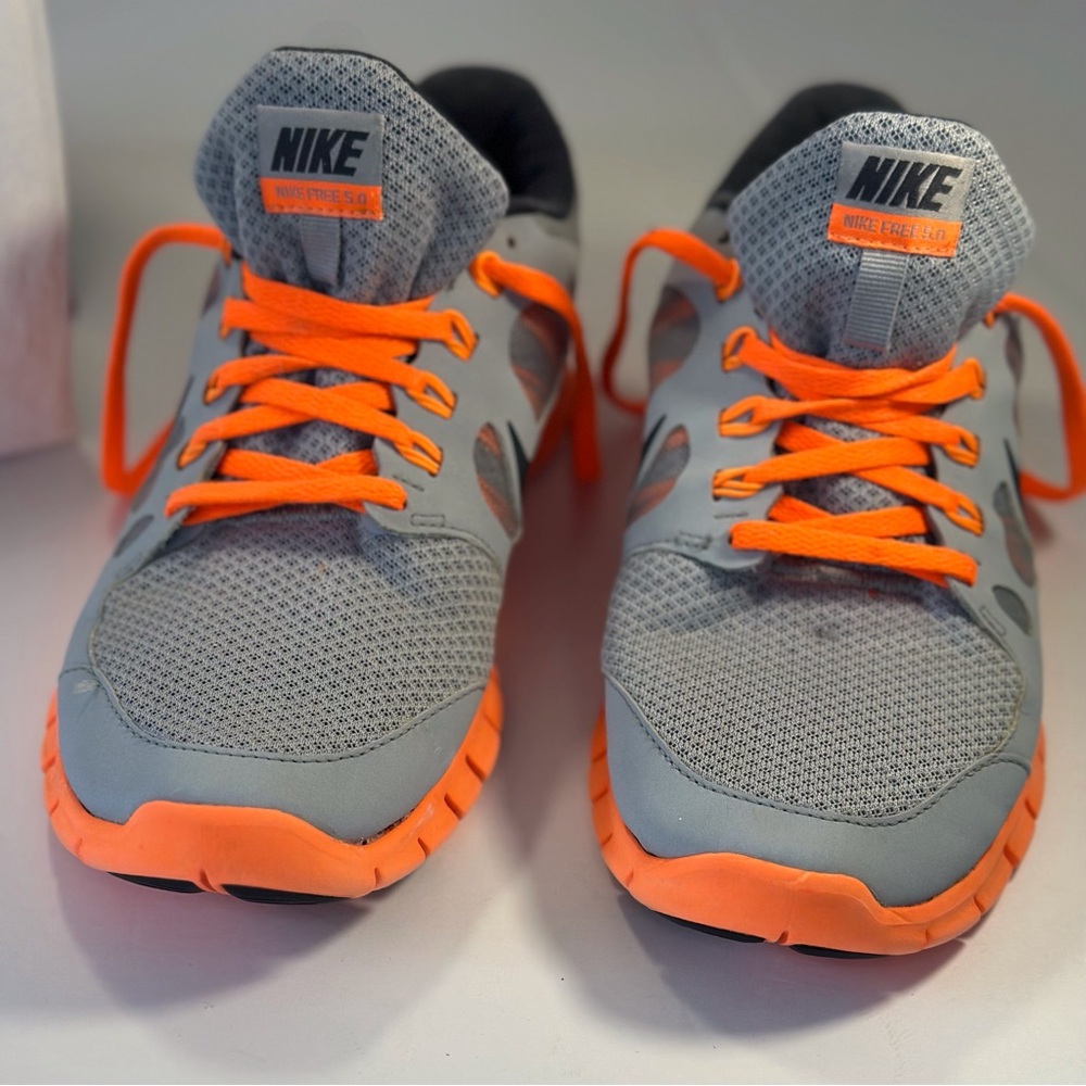 Nike, gray/orange sneaker women’s SZ 7